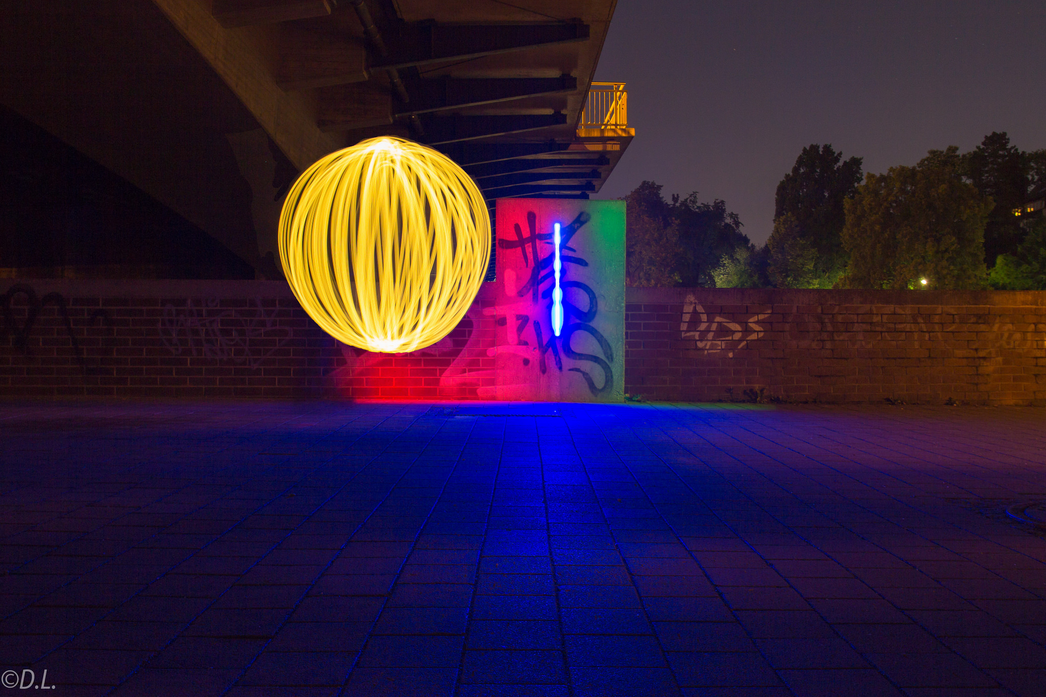 Lichtball unter farbiger Brücke