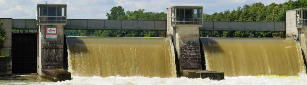 Stauwehr bei Hochwasser