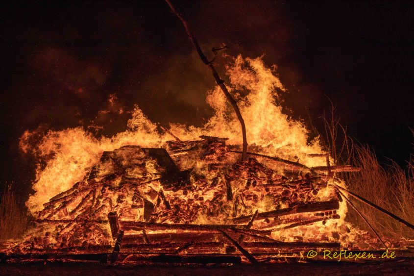 Loderndes Feuer eines Haufen Holzes