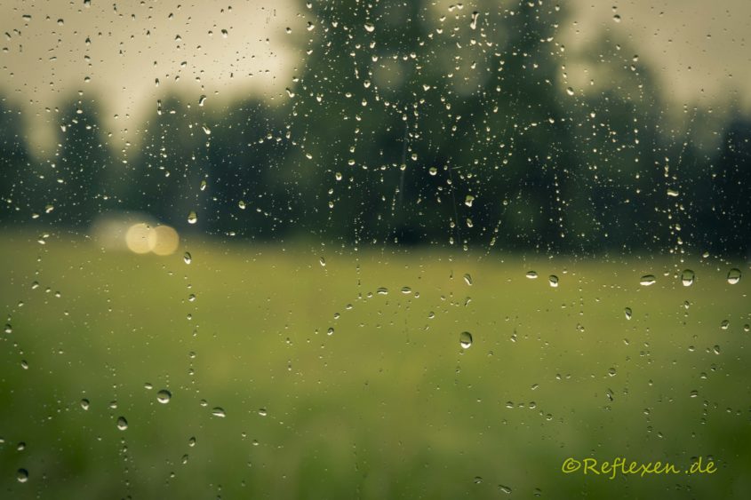 Blick durchs Fenster im Regen