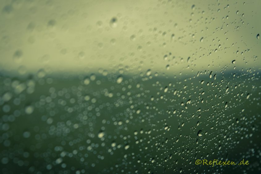 Blick durchs Fenster beim Regen