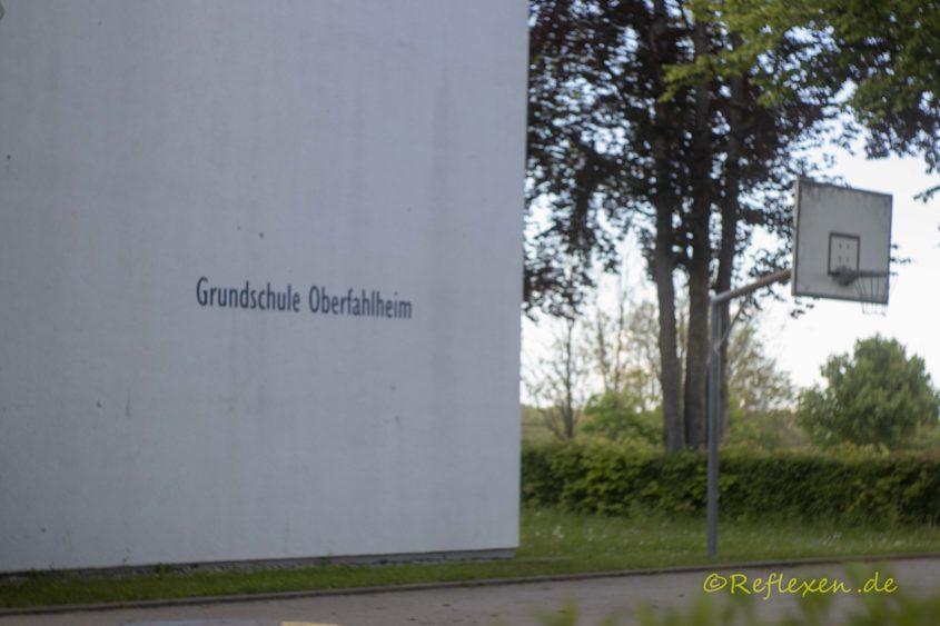 Schulhof mit Basketballkorb 