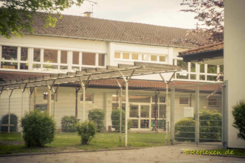 Es herrscht eine groteske Situation um dieses Schulgebäude aus den 50ern.