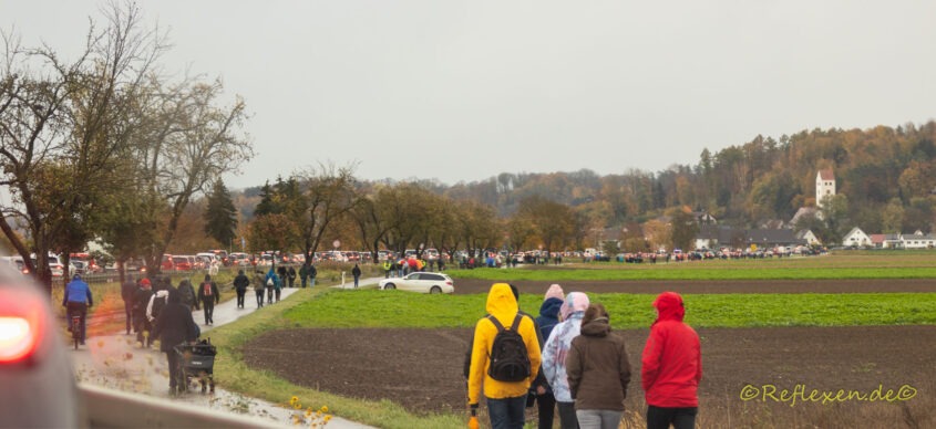 In langen Staus machen sich die Zuschauer von Gundremmingen auf den Weg nach Hause.