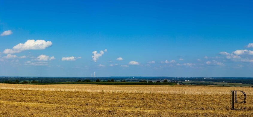 Von weitem sieht man die bieden Kühltürme von Gundremmingen.